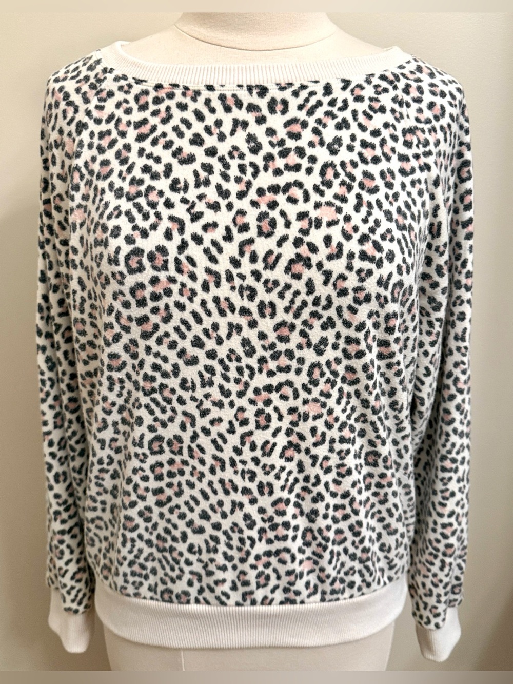 Victoria’s Secret Cream Gray Pink Leopard Print SZ M Cozy Loungewear Sweatshirt